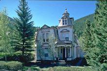 экстерьер двухэтажного викторианского коттеджа с графичными акцентами на фасадах